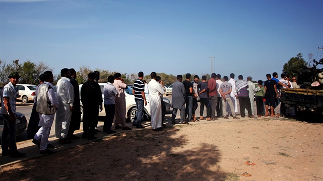 Libyjci ekaj v dlouh ad do obchodnho centra v Misurt, aby se mohli podvat na tlo mrtvho Muammara Kaddfho