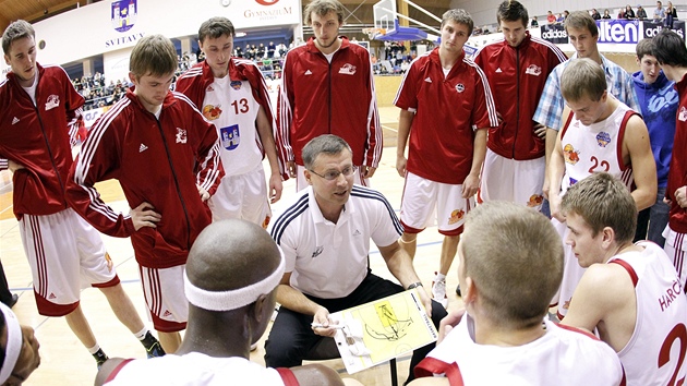 Tomá Ptivlas (s brýlemi) se svými svenci ze Svitav pi time-outu.