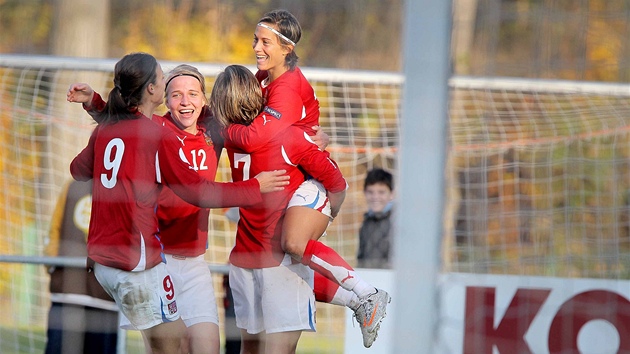 eské fotbalistky oslavují gól Petry Diviové.