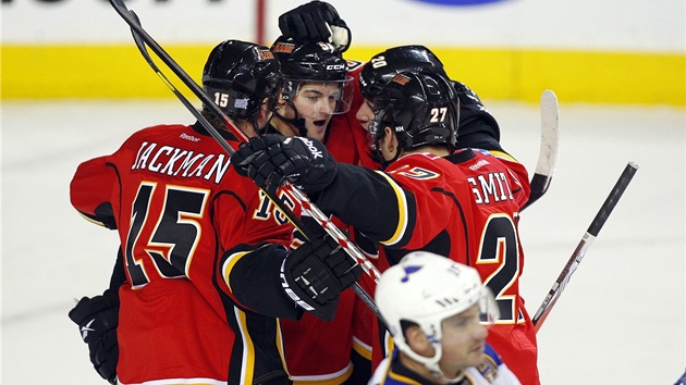 Hokejisté Calgary Flames se tí z trefy Romana Horáka (druhý zleva).