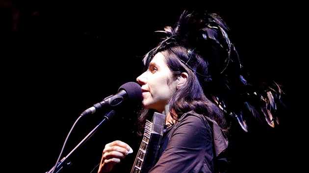 V praské Lucern vystoupila 27. íjna britská zpvaka PJ Harvey. Hrála