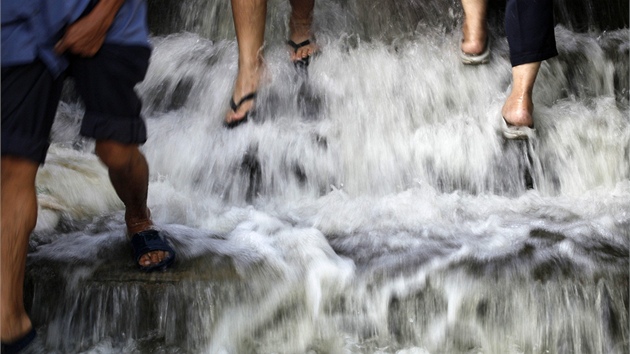 Schody k thajské ece ao-Praja zaplavuje voda (27. íjna 2011)