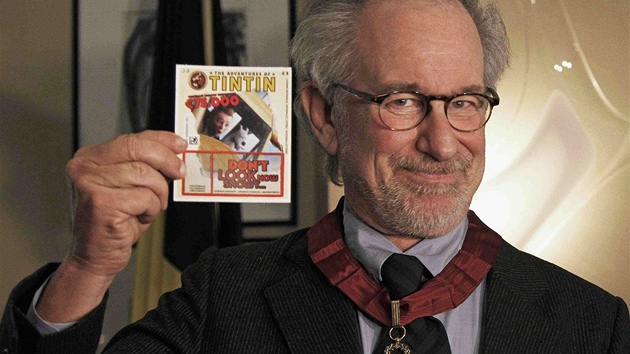 Steven Spielberg s řádem koruny a tintinovským losem  před premiérou filmu Tintinova dobrodružství v Bruselu