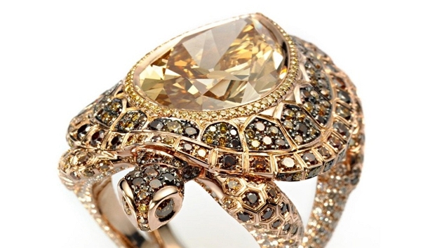 Prsten Nuage de Glace z bílého zlata s 2,5 karátovým diamantem ve stedu, 281 bílými a 28 ernými diamanty a 32 perlami, Chanel Fine Jewelry