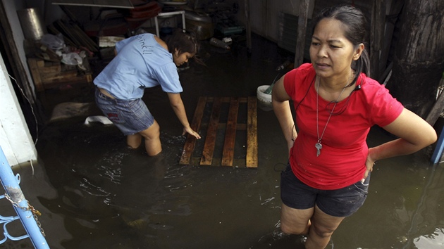Hladina stoup na pedmst Bangkoku, lid vodu sleduj s obavami. (21. jna 2011)