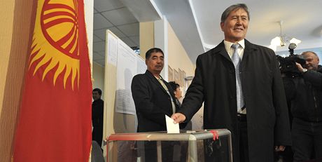 Nový kyrgyzský prezident Almazbek Atambajev u voleb (30. íjna 2011)