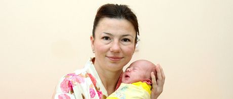Marina Nikolajevová z ruského Kaliningradu drí svého synka Pjotra. Práv toho...