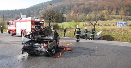 V Trojanovicích se stala dopravní nehoda dvou osobních aut. Jedno z nich hoelo.