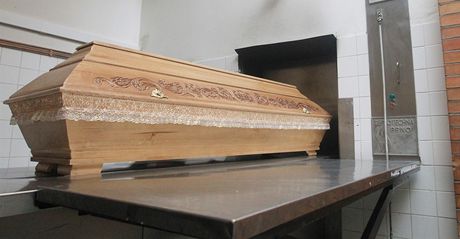 Rakev pipravená u pece v pardubickém krematoriu.