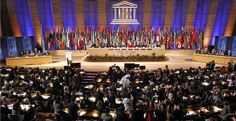 Delegáti z lenských zemí UNESCO hlasují o lenství Palestiny v organizaci OSN.