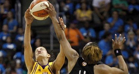 Ticha Penicheirová (vlevo) z Los Angeles Sparks doskoila mí v duelu WNBA ped