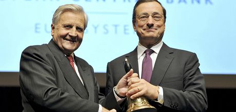 Dosavadní éf Evropské centrální banky Jean-Claude Trichet (vlevo), pedává