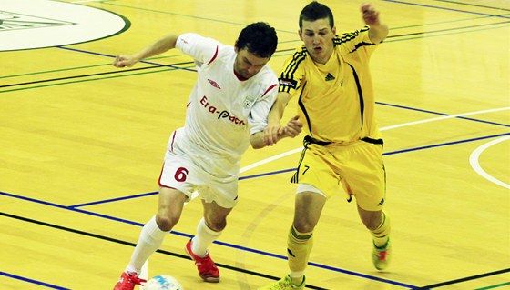 Z futsalového souboje Chrudim (v bílém) - Vysoké Mýto. O individuální akci se