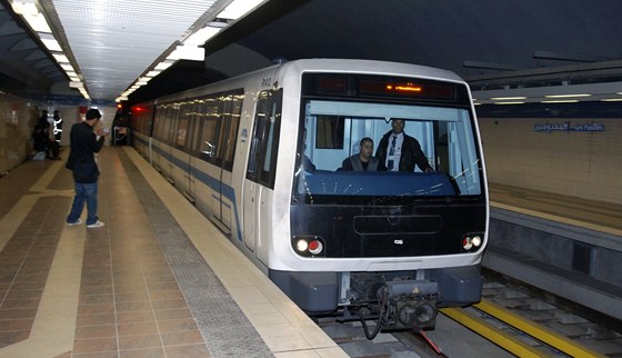 Mu si fotí nové metro v Alíru, metropoli Alírska. Je to teprve druhá