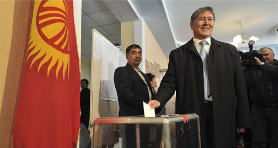 Nový kyrgyzský prezident Almazbek Atambajev u voleb (30. íjna 2011)