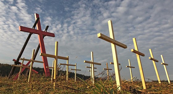 Členové ČSNS natřeli kříž věnovaný německým obětem poválečného masakru na louce...