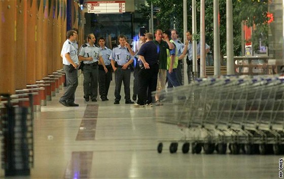 Obchodní centrum Nový Smíchov prohledávali vera kvli anonymní výhrce policisté.