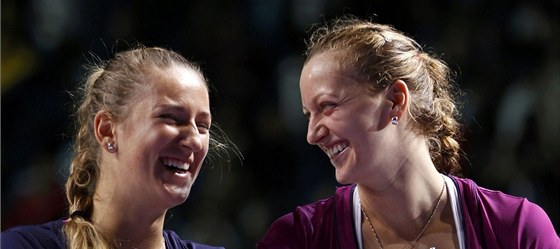 Petra Kvitová (vpravo) a Victoria Azarenková si vyzkouí, jak jim to spolu pjde ve tyhe.