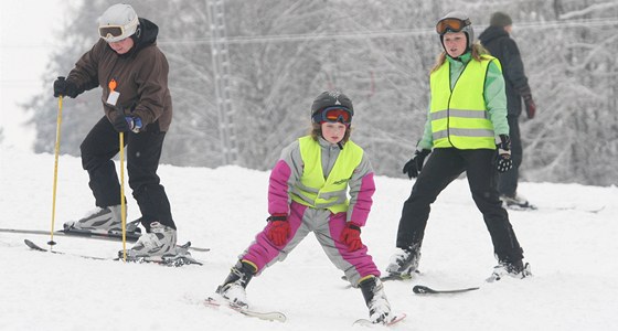 Přes jarní prázdniny se lze naučit základy lyžování. (ilustrační snímek)