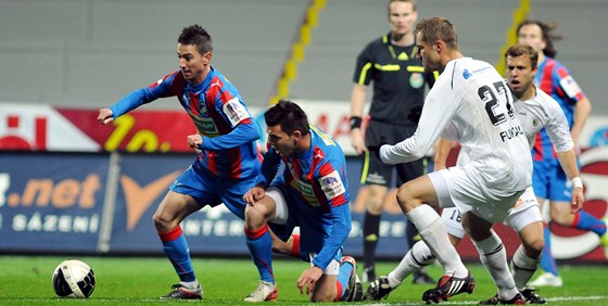Plzeský Milan Petrela (vlevo) pedvedl v zápase proti Hradci Králové sólo