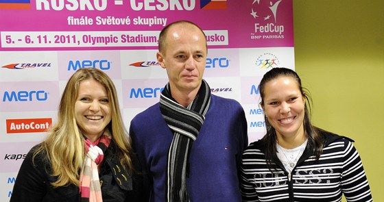 Kapitán Petr Pála (uprostřed) a tenistky Lucie Šafářová a Lucie Hradecká