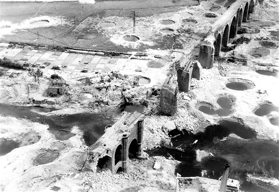 Viadukt na trati Cheb - A a okolí po bombardování v roce 1945, zábr z