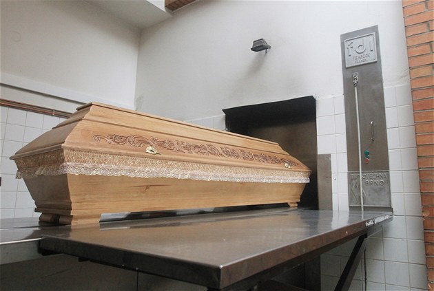 Rakev připravená u pece v pardubickém krematoriu.