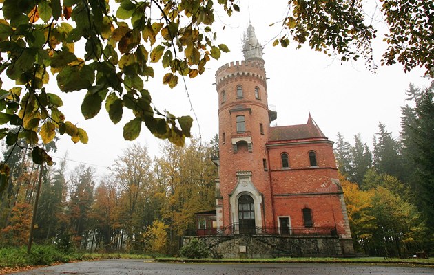 Goethova vyhlídka, opu�t�ná a nevyu�itá stavba s rozhlednou v láze�ských...