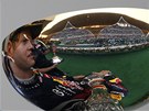 ODRAZ VÍTZE. Fotograf zachytil odraz Sebastian Vettela, drícího trofej pro