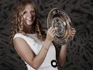 KRÁLOVNA. Petra Kvitová se svojí nejcennjí trofejí z Wimbledonu.