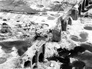 Viadukt na trati Cheb - A a okolí po bombardování v roce 1945, zábr z