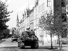 Americké tanky pijídjí v roce 1945 do Chebu ulicí 26.dubna k Americké kole