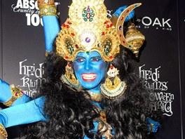 V roce 2008 pila Klumová na halloweenskou party za bohyni Kálí.