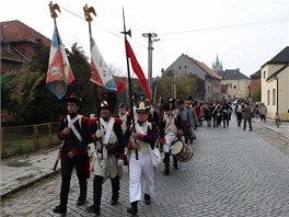 Pochodující iky voják a charakteristický zvuk bubn ovem budil pozornost a