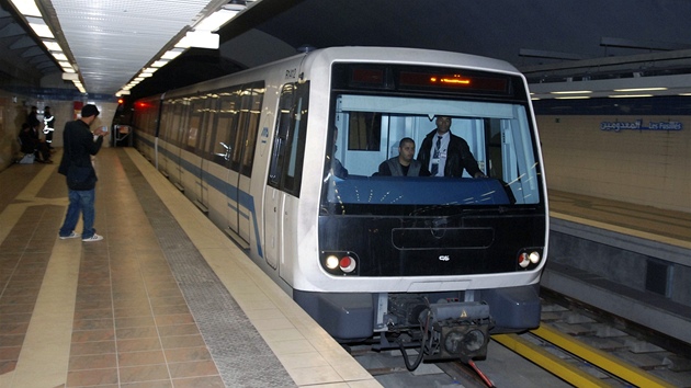 Mu si fotí nové metro v Alíru, metropoli Alírska. Je to teprve druhá