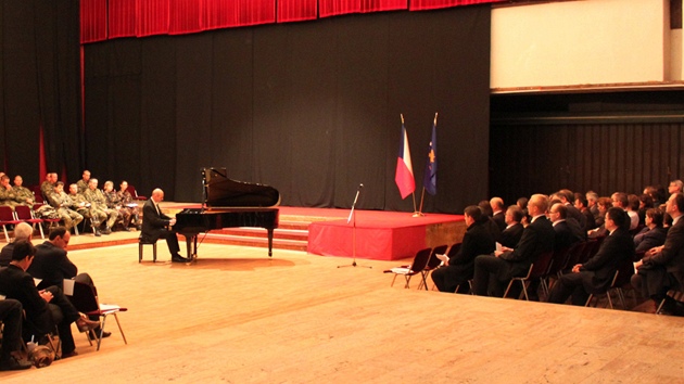 Jaromír Klepá� koncertuje v takzvané Red Hall; Pri�tina, �íjen 2011
