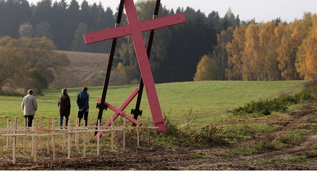 Členové ČSNS natřeli kříž věnovaný německým obětem poválečného masakru na louce