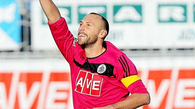 NEEKAN STELEC. Fotbalistm eskch Budjovic pomohl k prvn vhe v sezon dvma brankami stoper Roman Lengyel.