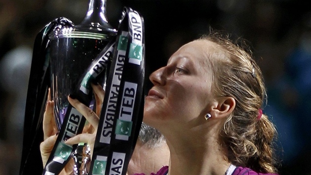 DALÍ TROFEJ DO SBÍRKY. Po vítzství ve Wimbledonu si Kvitová pipsala dalí...
