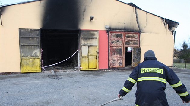Vyhořelá hala na montování jízdních kol v Oticích na Opavsku. (30. října 2011)
