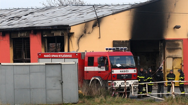 Vyhořelá hala na montování jízdních kol v Oticích na Opavsku, sousední správní