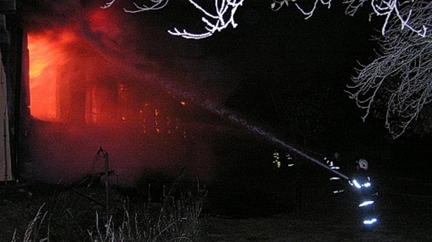 Hašení hořící haly na montování jízdních kol v Oticích na Opavsku, sousední