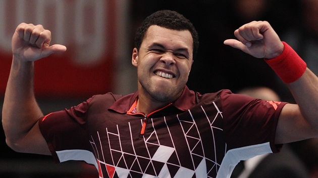 VYCENIT A OSLAVIT. Jo-Wilfried Tsonga vyhrl turnaj Vienna Open a v radostnm gestu ukzal svj dobe udrovan chrup.