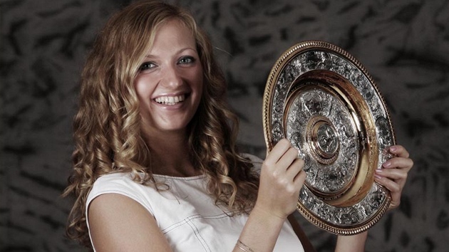 KRÁLOVNA. Petra Kvitová se svojí nejcennjí trofejí z Wimbledonu.