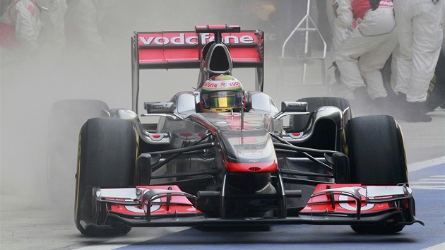 Lewis Hamilton po zastávce v boxech, kdy mu mechanici museli vymnit pední