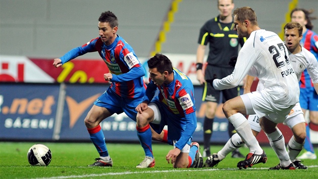 Plzeňský Milan Petržela (vlevo) předvedl v zápase proti Hradci Králové sólo