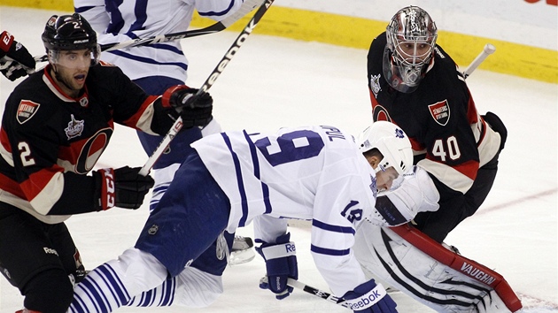 Joffrey Lupul z Toronta padá po souboji s Jaredem Cowenem (vlevo) z Ottawy.