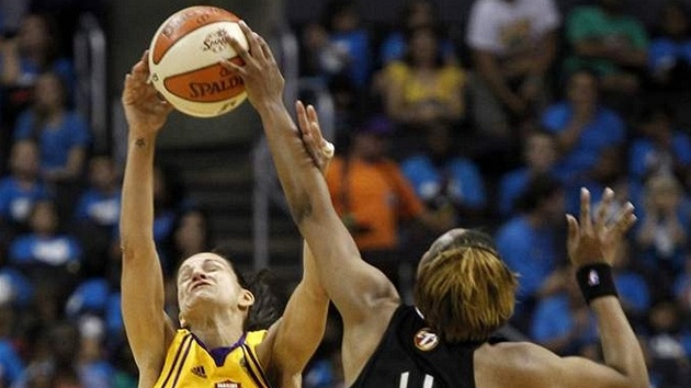 Ticha Penicheirová (vlevo) z Los Angeles Sparks doskoila mí v duelu WNBA ped