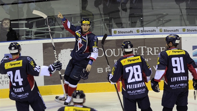 RADOST SLOVANU. Hokejisté z Bratislavy se t�í z gólu Dávida Skokana (vzadu