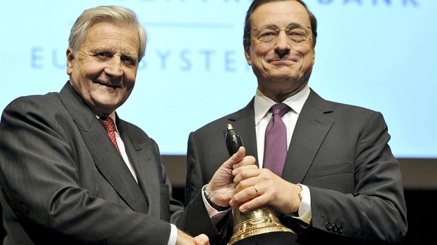 Dosavadn f Evropsk centrln banky Jean-Claude Trichet (vlevo), pedv veden funkce svmu nstupci, kterm je Ital Mario Draghi. 
